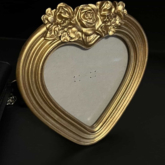Accessories - Gold Floral Heart Frame